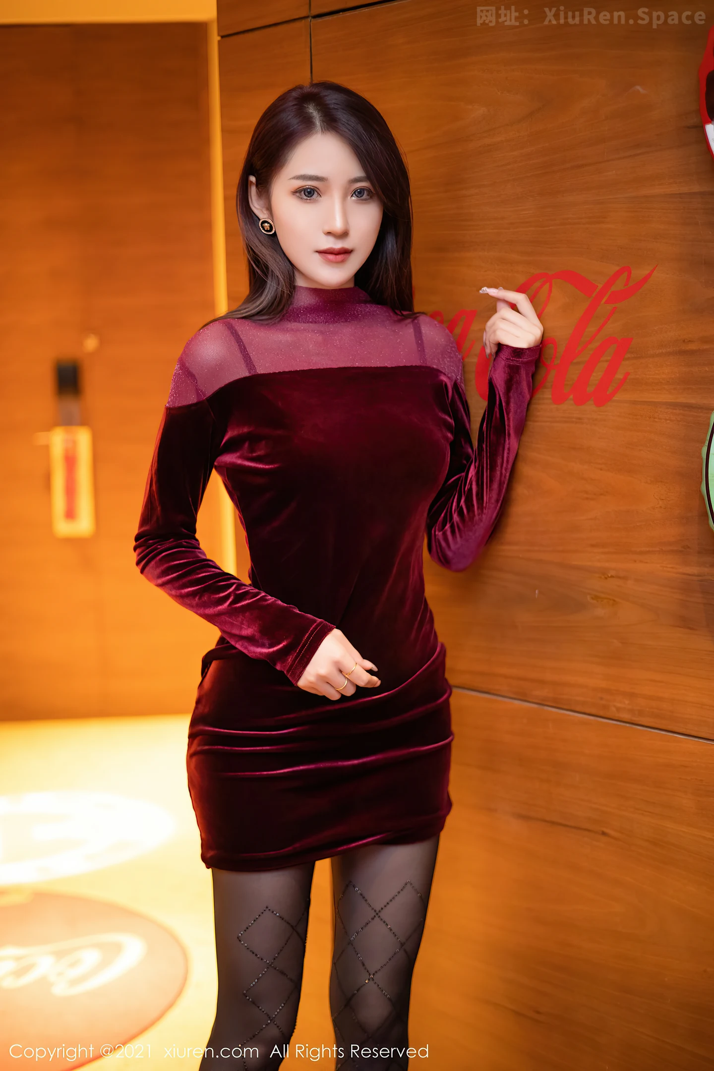 图片[2]-[XiuRen秀人网]VOL.3765 丽质模特周慕汐baby猩红礼裙配无内黑丝秀翘臀美腿诱惑写真63P-秀人网官方网站